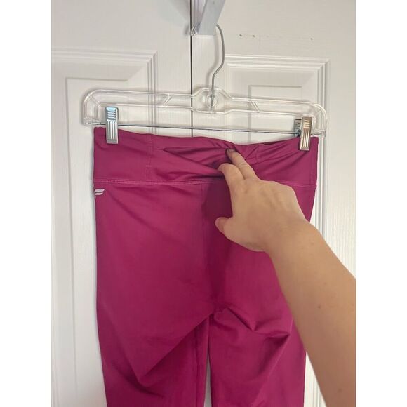 Fabletics Seamless Mid Rise Pocket Waistband Capri Length Athletic Leggings - Picture 8 of 10